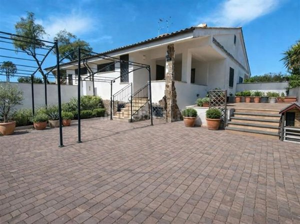 casa indipendente in vendita a Roma in zona Infernetto