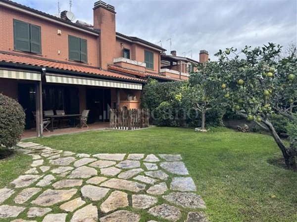 casa indipendente in vendita a Roma in zona Infernetto