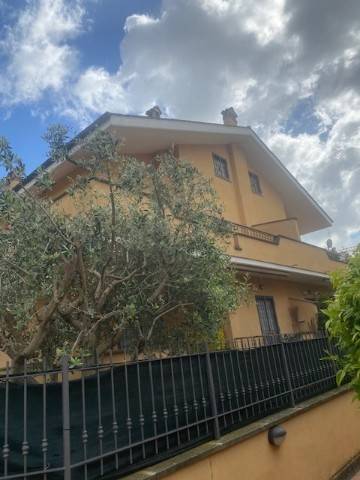 casa indipendente in vendita a Roma in zona Massimina/Casal Lumbroso