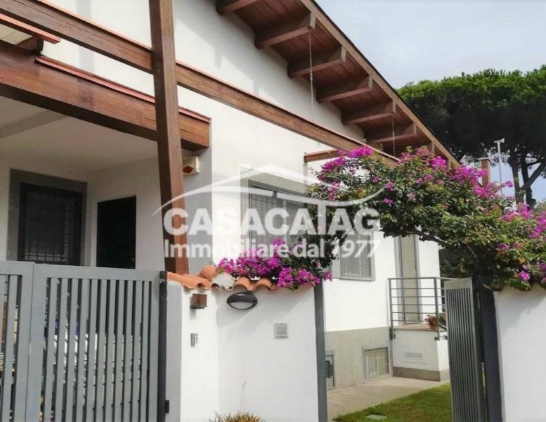 casa indipendente in vendita a Roma in zona Casal Palocco