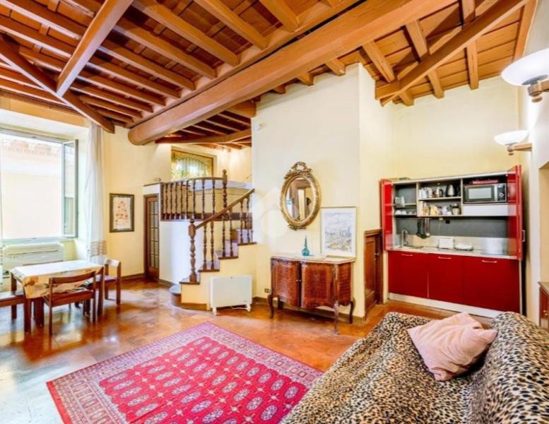 appartamento in vendita a Roma in zona Pigna - Sant'Angelo