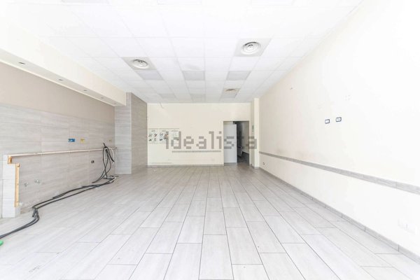 locale commerciale in vendita a Roma in zona Collatino