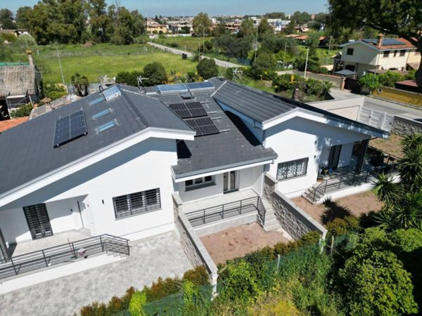 casa indipendente in vendita a Roma in zona Casal Palocco
