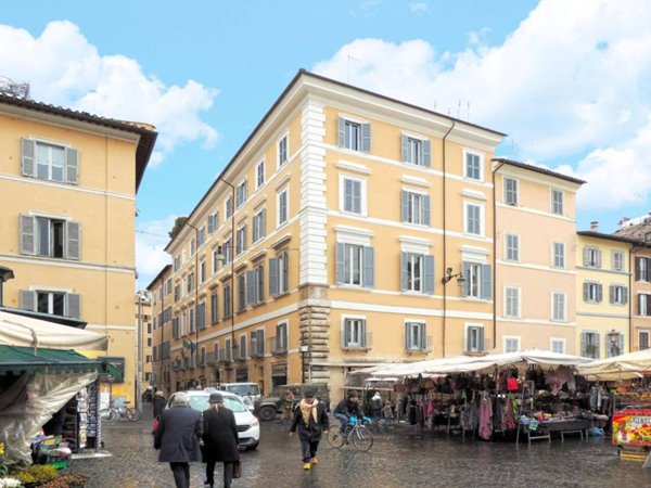 negozio in vendita a Roma in zona Rione Regola