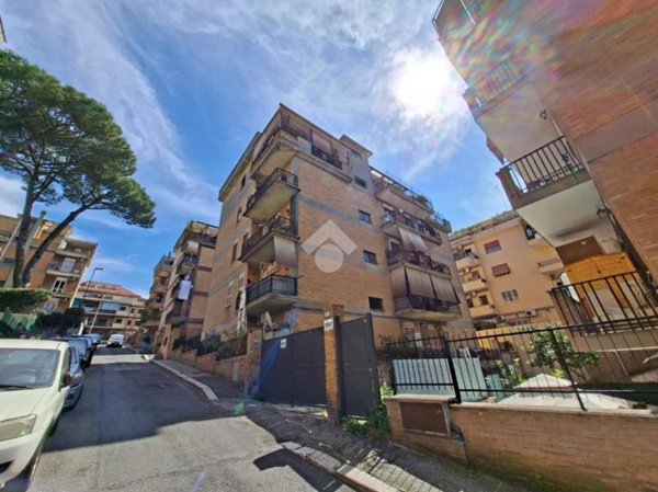 locale commerciale in vendita a Roma in zona Colle del Sole
