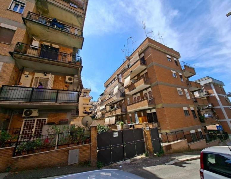 locale commerciale in vendita a Roma