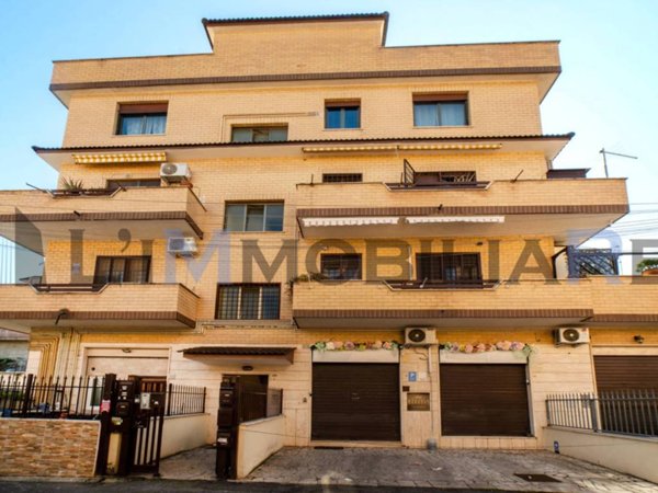appartamento in vendita a Roma in zona Torre Angela