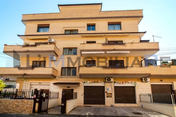 appartamento in vendita a Roma in zona Torre Angela
