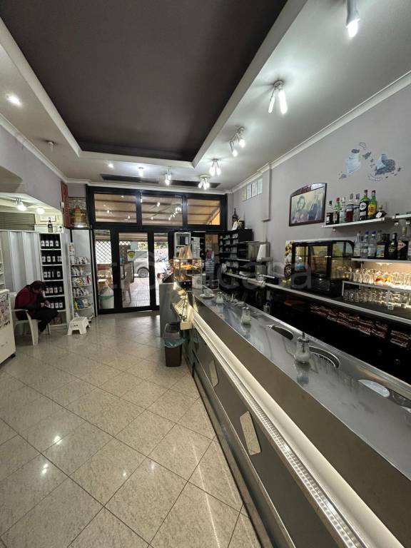 negozio in vendita a Roma in zona Primavalle