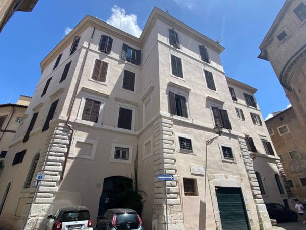 appartamento in vendita a Roma in zona Pigna - Sant'Angelo