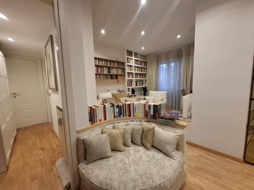 appartamento in vendita a Roma in zona Appio Latino