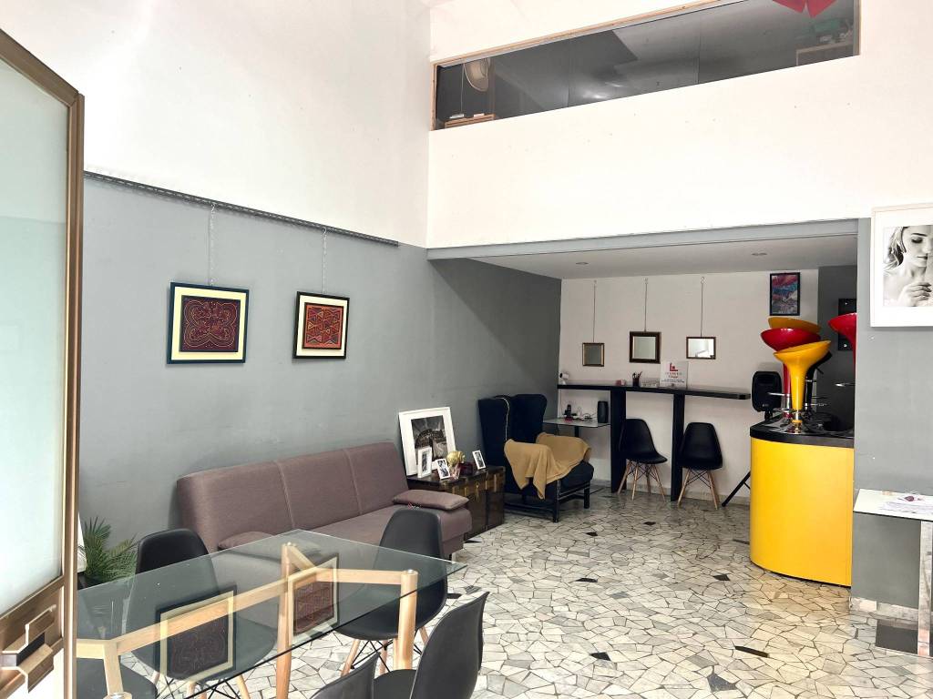 negozio in vendita a Roma in zona Tuscolano