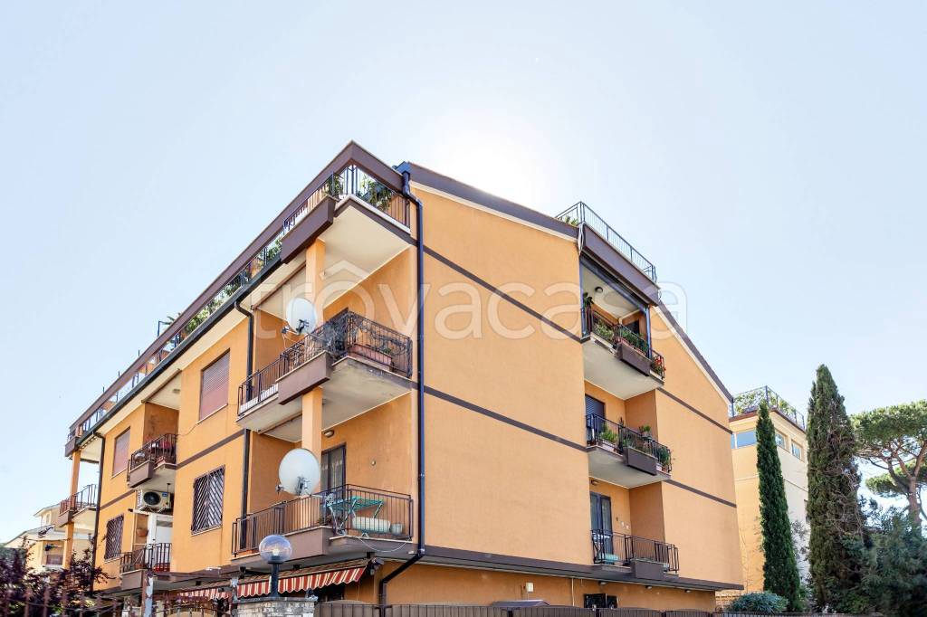 appartamento in vendita a Roma in zona Appio Pignatelli