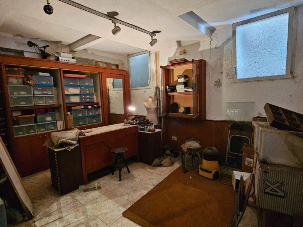 locale commerciale in vendita a Roma in zona Trevi-Colonna