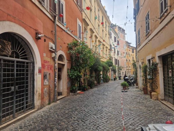 locale commerciale in vendita a Roma in zona Trastevere