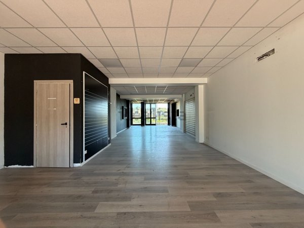 locale commerciale in vendita a Roma in zona La Giustiniana