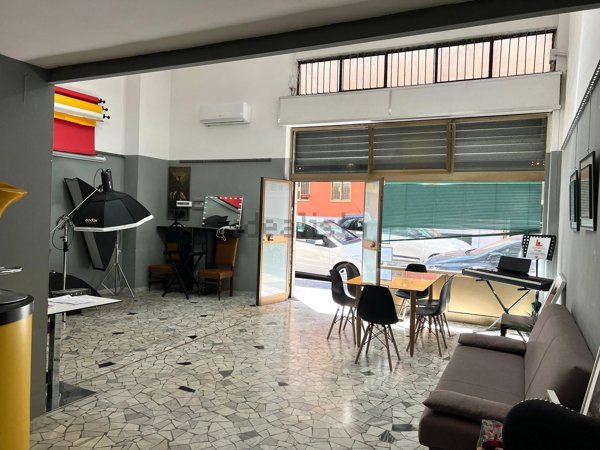 locale commerciale in vendita a Roma in zona Tuscolano