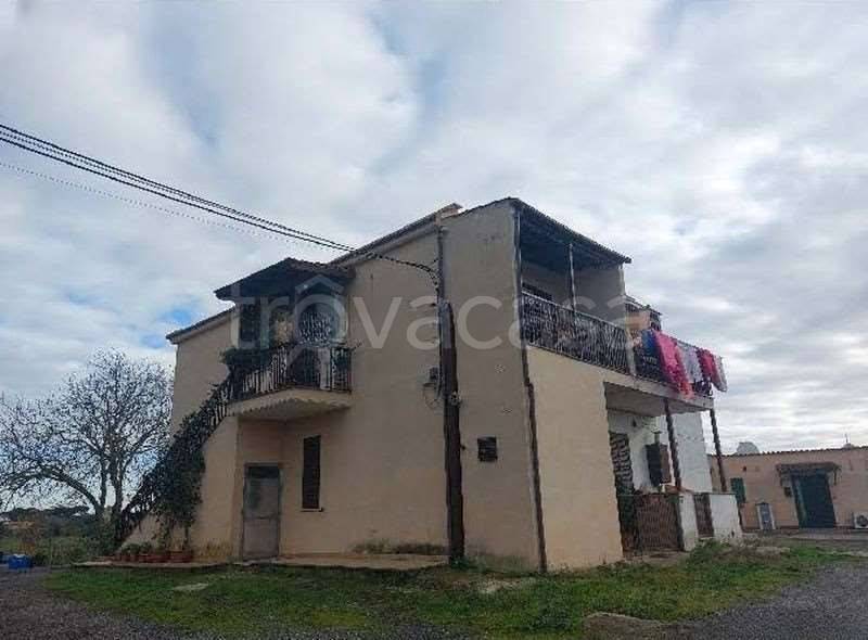 appartamento in vendita a Roma in zona Pantan Monastero