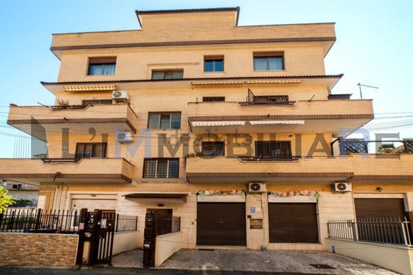 appartamento in vendita a Roma in zona Torre Angela