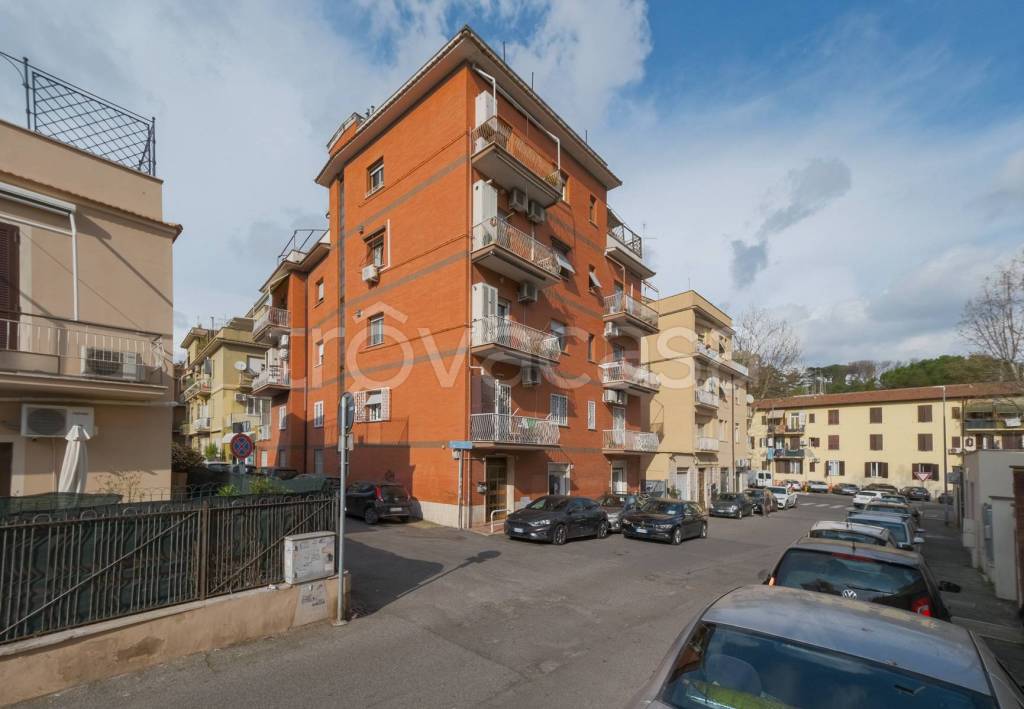 appartamento in vendita a Roma in zona Colle del Sole