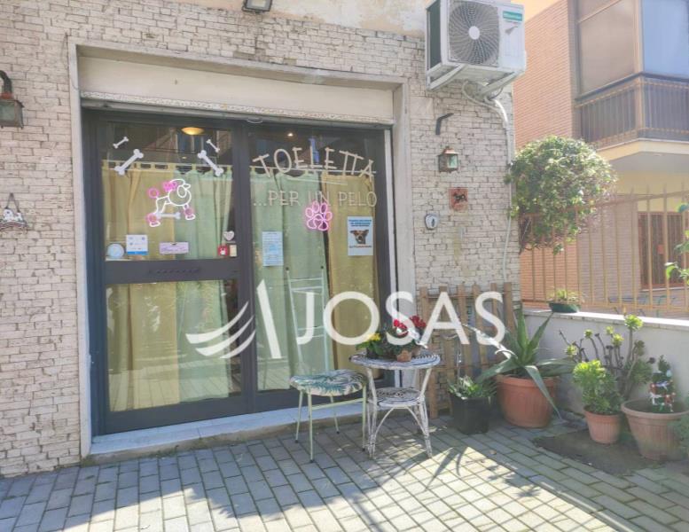 locale commerciale in vendita a Roma in zona Primavalle