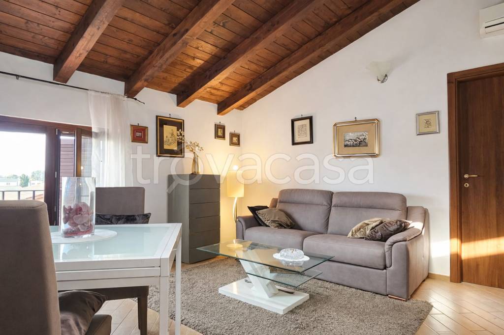 appartamento in vendita a Roma in zona Acilia