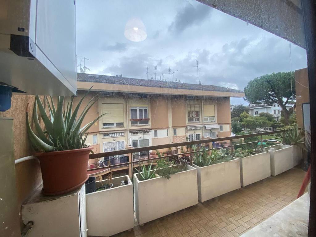 appartamento in vendita a Roma in zona Axa