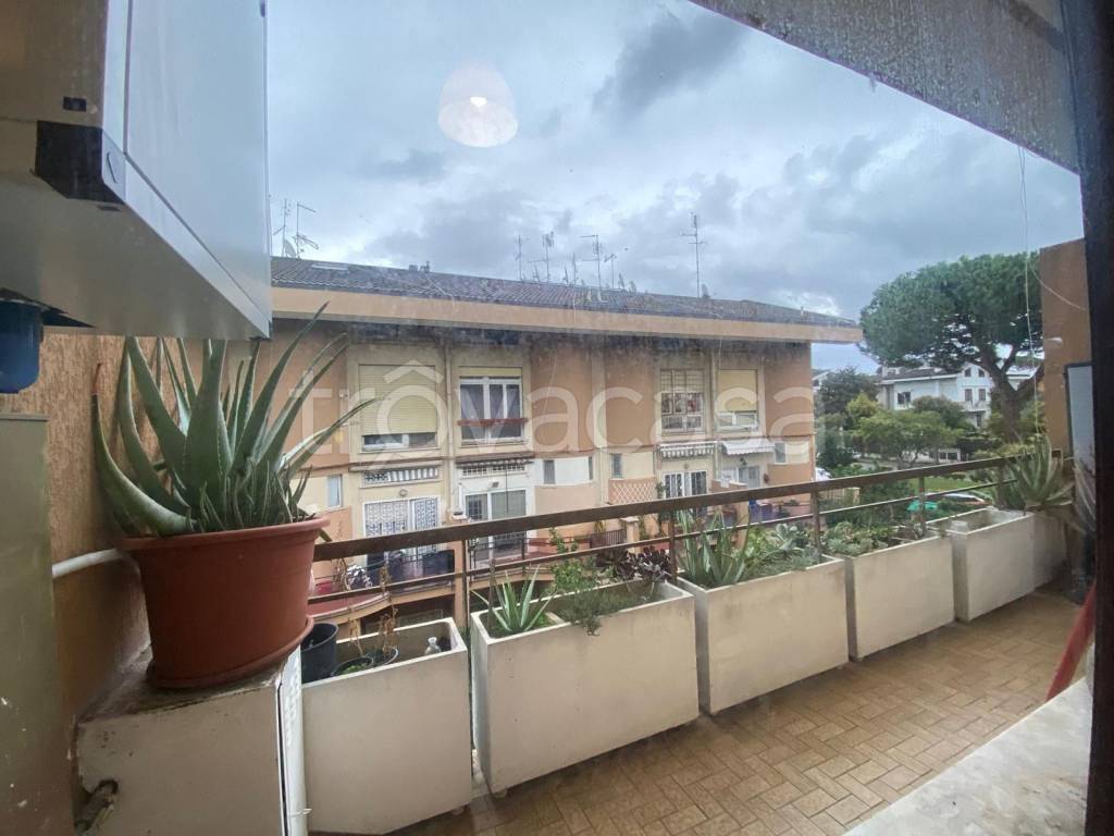 appartamento in vendita a Roma in zona Axa