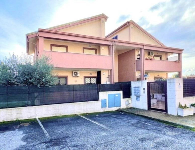 appartamento in vendita a Roma in zona Giardini di Corcolle