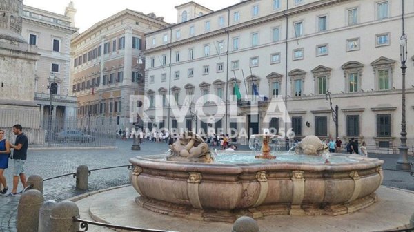 appartamento in vendita a Roma in zona Trevi-Colonna