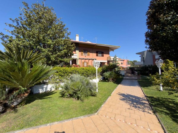 casa indipendente in vendita a Roma in zona Axa