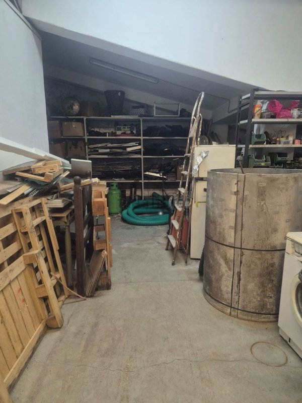 locale commerciale in vendita a Roma in zona Portuense