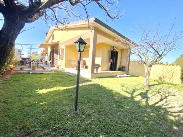 casa indipendente in vendita a Roma in zona Infernetto