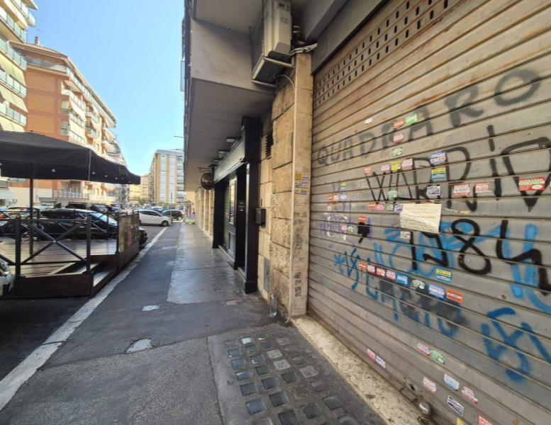 locale commerciale in vendita a Roma in zona Appio Claudio