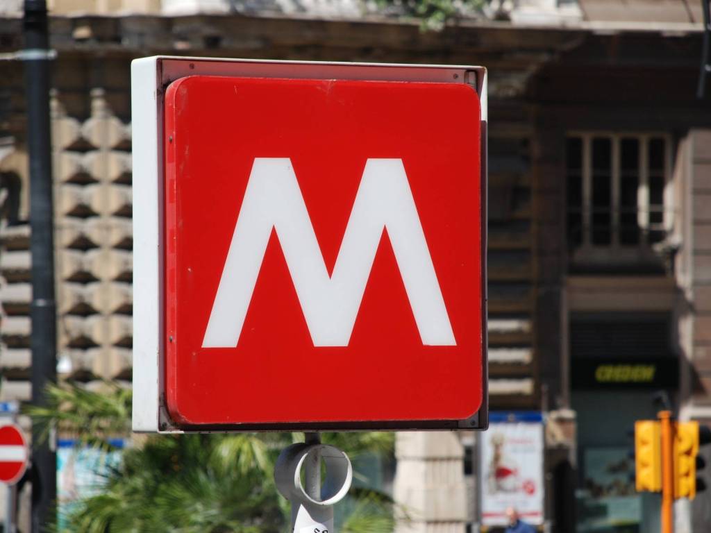 negozio in vendita a Roma in zona Cinecittà