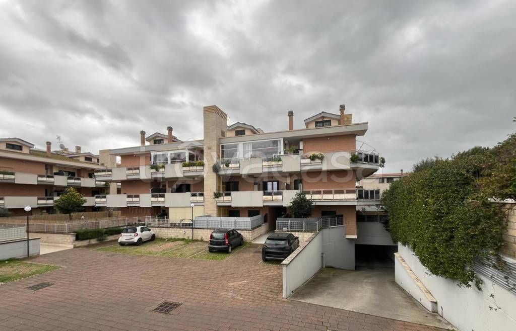 appartamento in vendita a Roma in zona Valle Santa