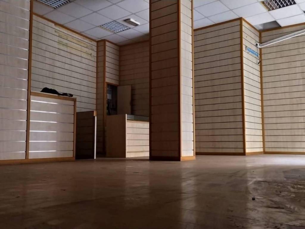 locale commerciale in vendita a Roma in zona Romanina