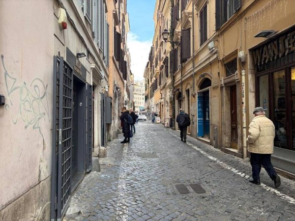 locale commerciale in vendita a Roma in zona Rione Monti/Campitelli