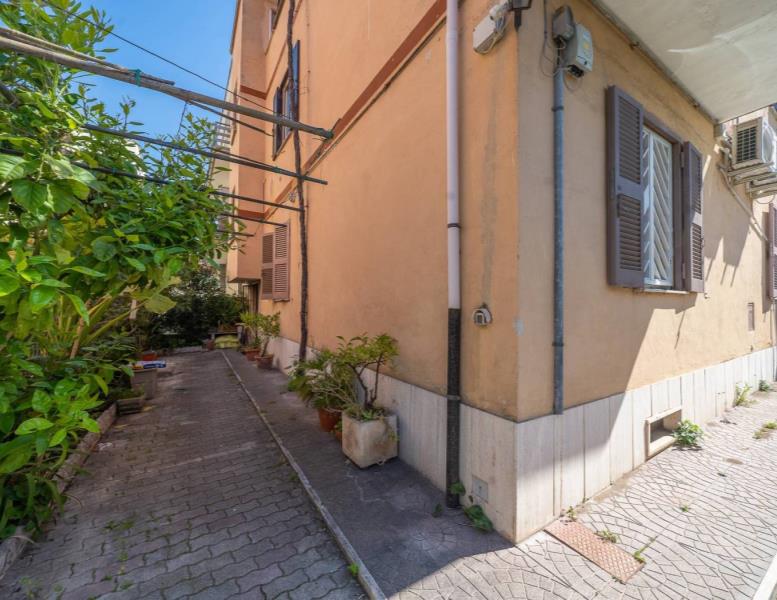 appartamento in vendita a Roma in zona Torre Gaia