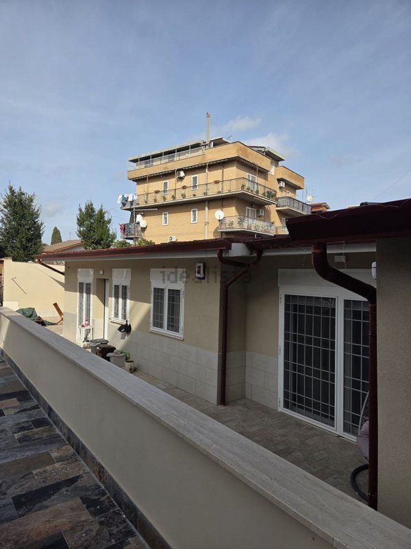 appartamento in vendita a Roma in zona Torre Angela