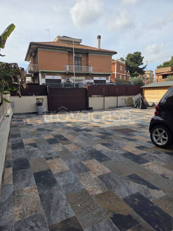 appartamento in vendita a Roma in zona Torre Angela