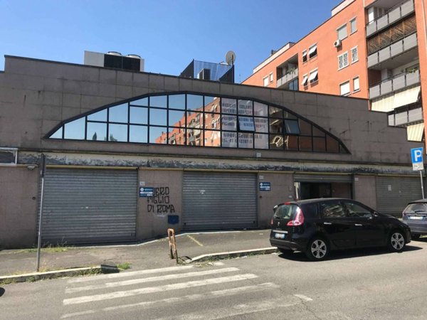negozio in vendita a Roma in zona Ponte Mammolo