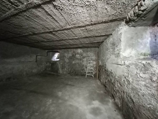 locale commerciale in vendita a Roma in zona Rione di Ponte