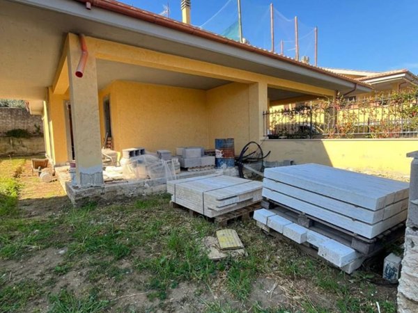 casa indipendente in vendita a Roma in zona Valle Muricana