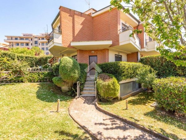 casa indipendente in vendita a Roma in zona Mezzocammino