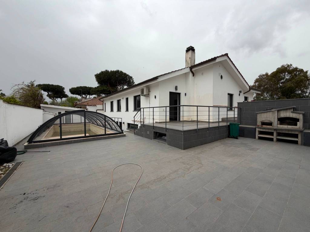 casa indipendente in vendita a Roma in zona Infernetto