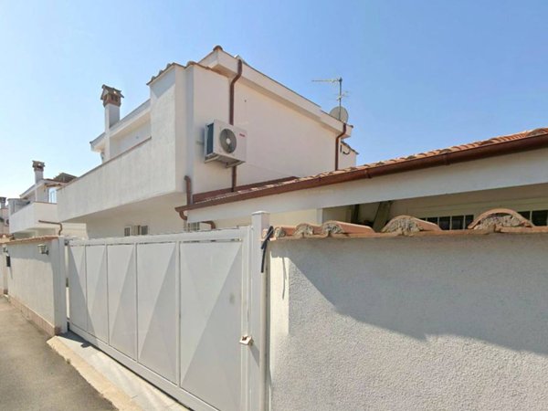 casa indipendente in vendita a Roma in zona Infernetto