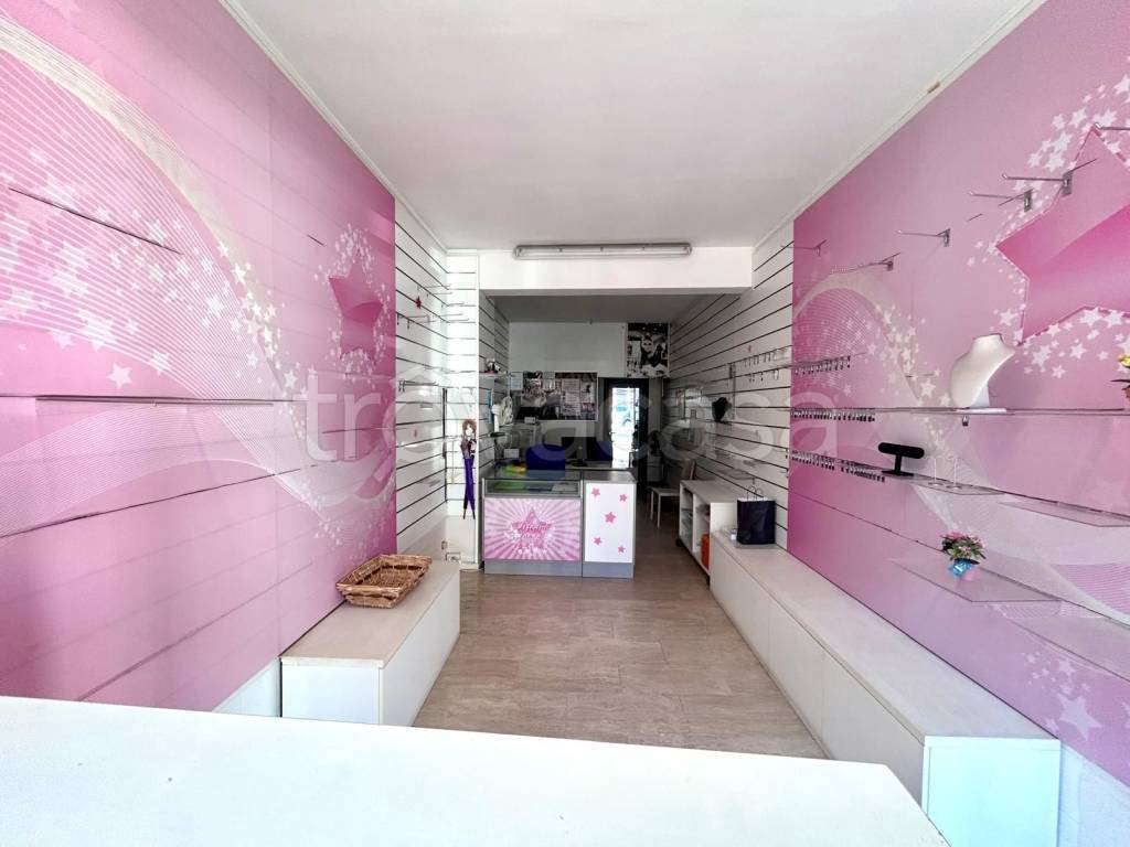 negozio in vendita a Roma in zona Ostia
