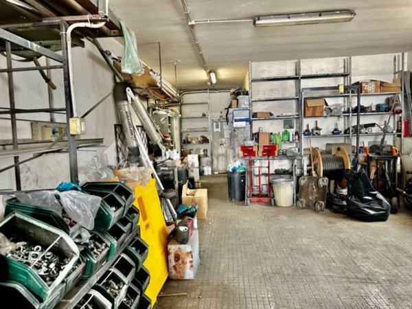 locale commerciale in vendita a Roma