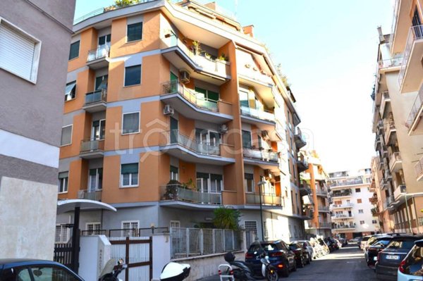 appartamento in vendita a Roma in zona Ardeatino